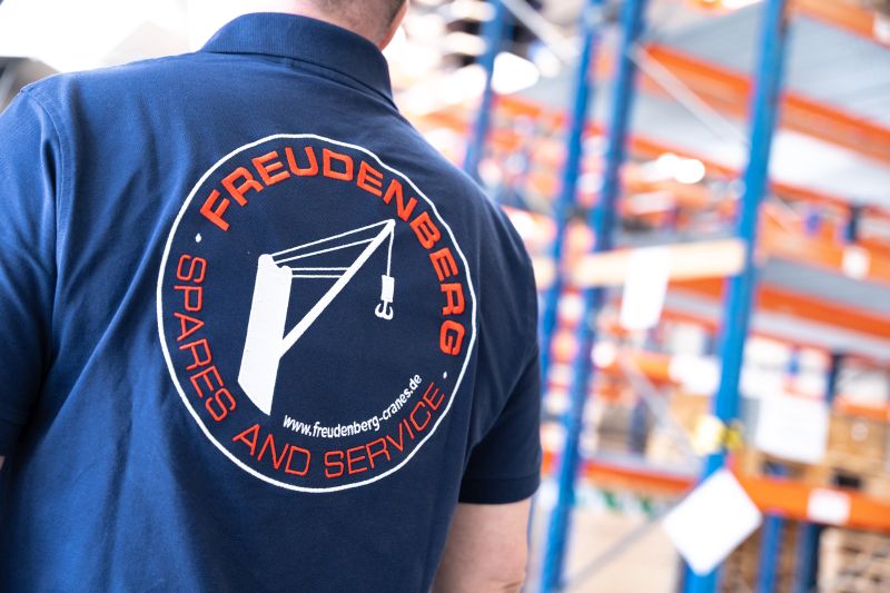 Team member wearing a T-shirt with the Freudenberg logo on the back.